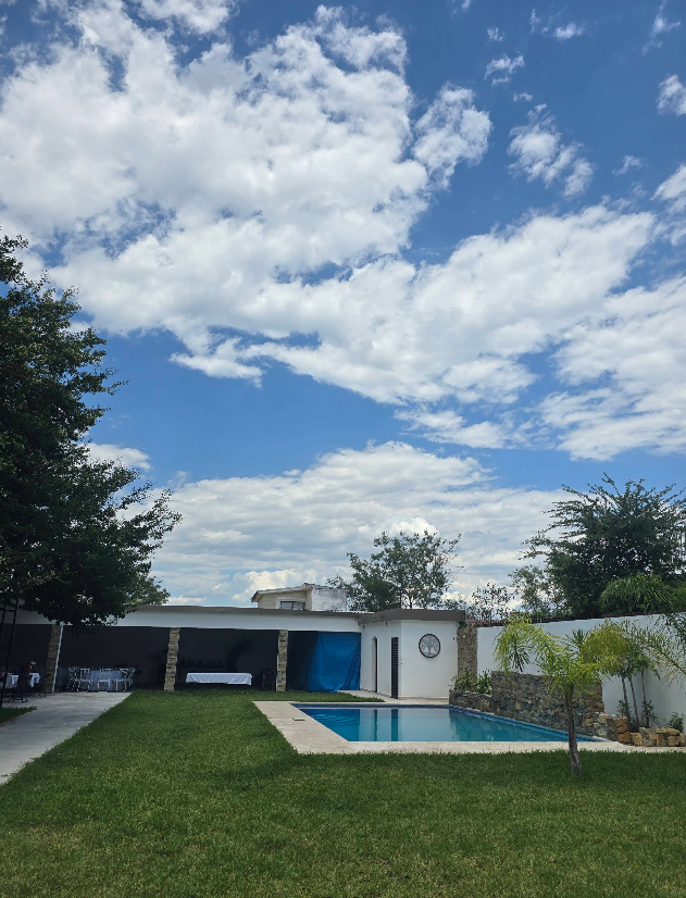 Jardín y alberca